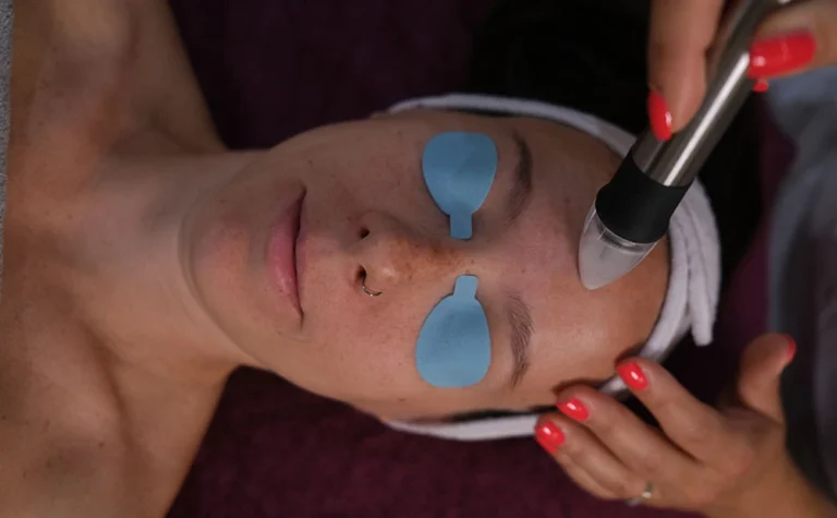 Apparative Gesichtsbehandlung mit Augenpads