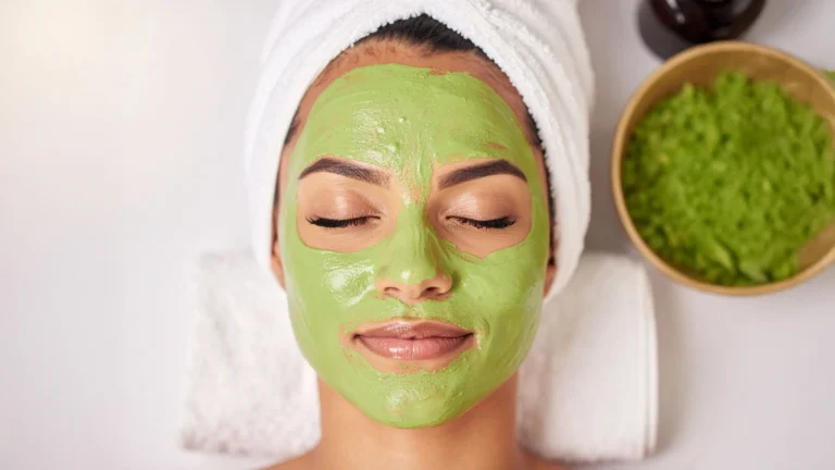 Frau mit grüner Gesichtsmaske zur Hautreinigung und Entspannung
