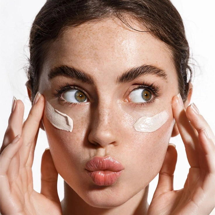 Frau mit Augenpads bei einer Augenpflegebehandlung