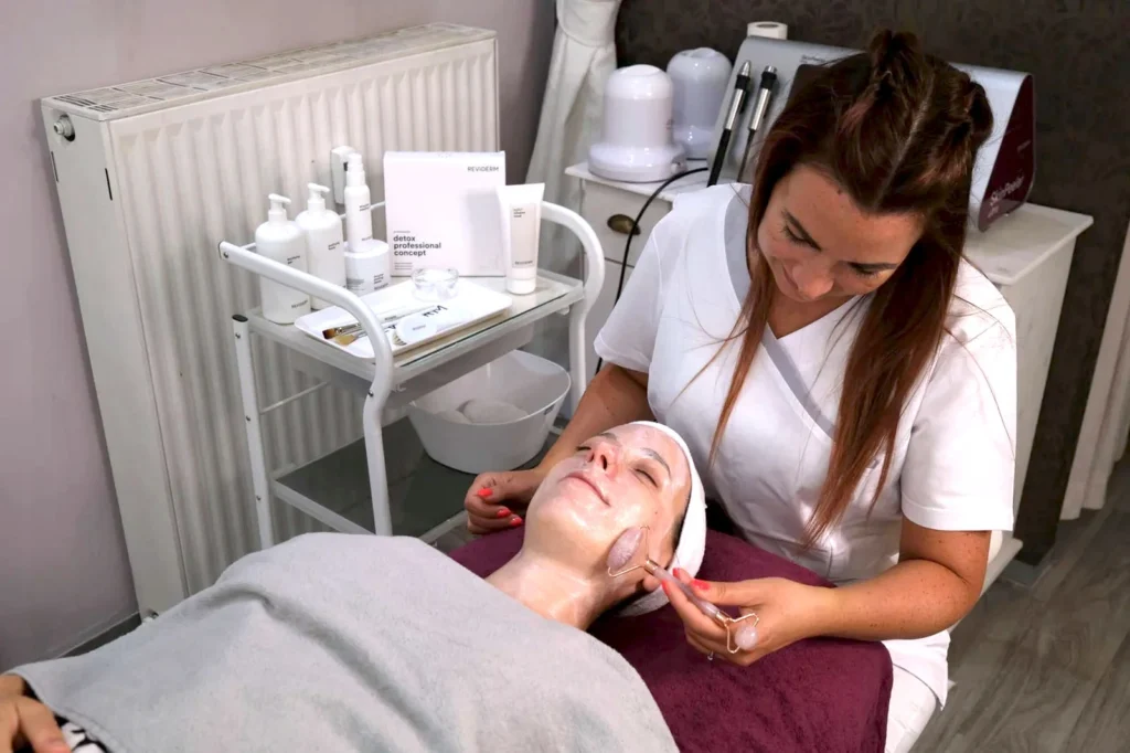 Kosmetikerin führt eine professionelle Gesichtsbehandlung durch