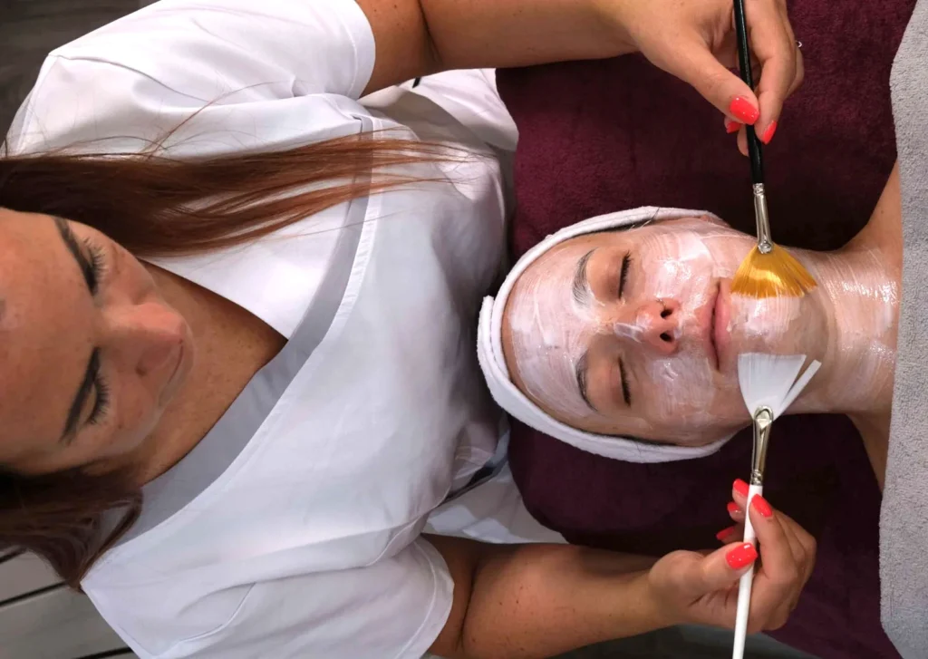 Auftragen einer Wirkstoffampulle während einer Gesichtsbehandlung