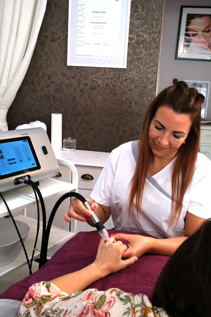 Kosmetikerin bei apparativer Gesichtsbehandlung im Kosmetikstudio