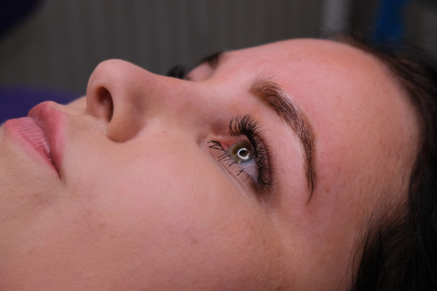 Detailaufnahme eines Auges mit professionellem Permanent Make-up