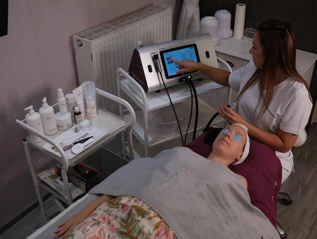 Moderne Gesichtsbehandlung mit apparativer Kosmetik