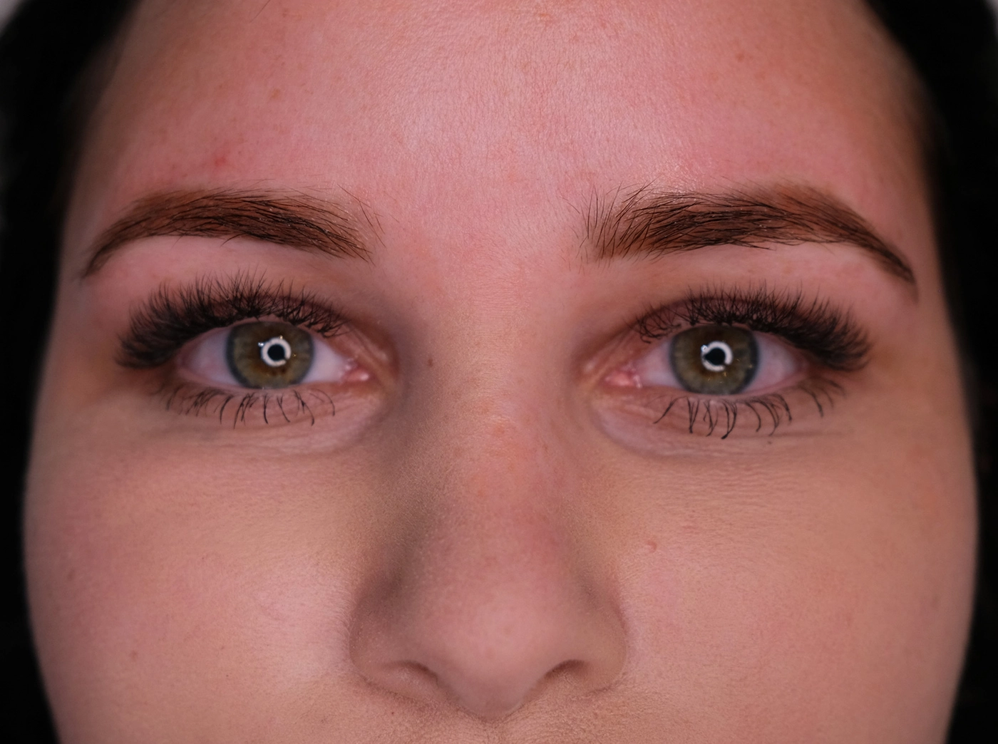 Frontale Ansicht von Augen mit natürlichem Permanent Make-up