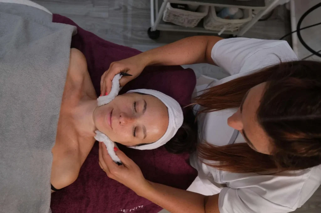 Sanfte Reinigung des Gesichts während einer Behandlung