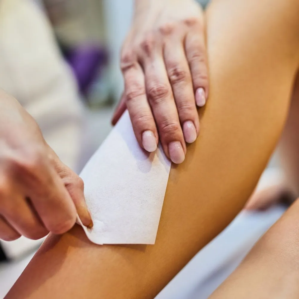 Waxing am Bein – Haarentfernung mit Vliesstreifen