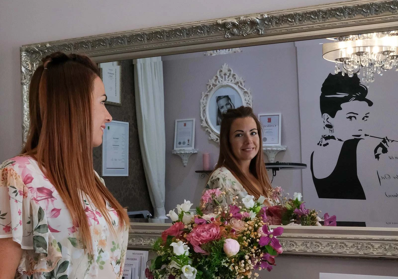 Beratungsgespräch im Kosmetikstudio vor dem Spiegel